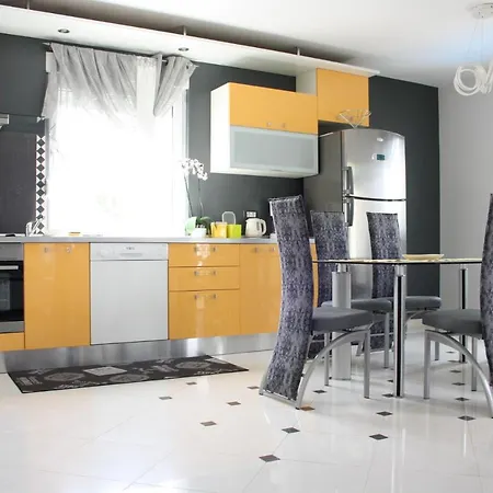 Lux فيلة غييكا