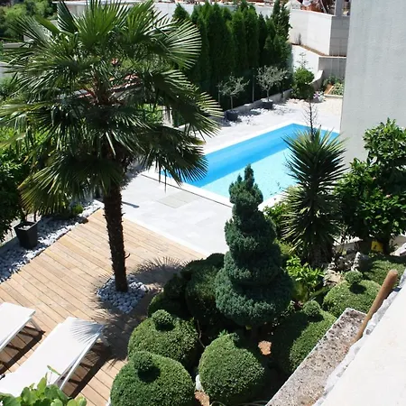 Lux فيلة غييكا